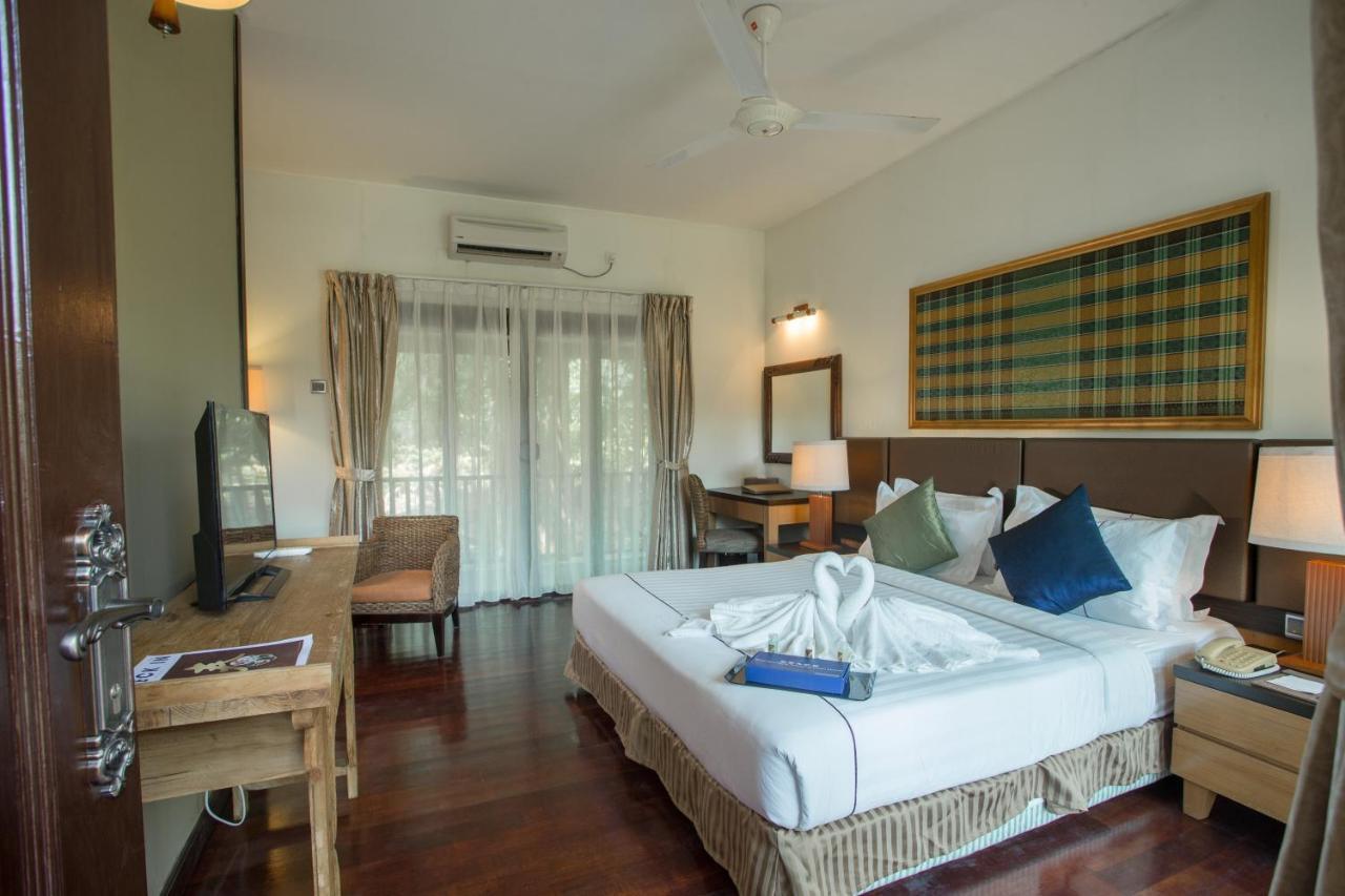 Tunamaya Beach & Spa Resort Kampong Mukut Exterior foto